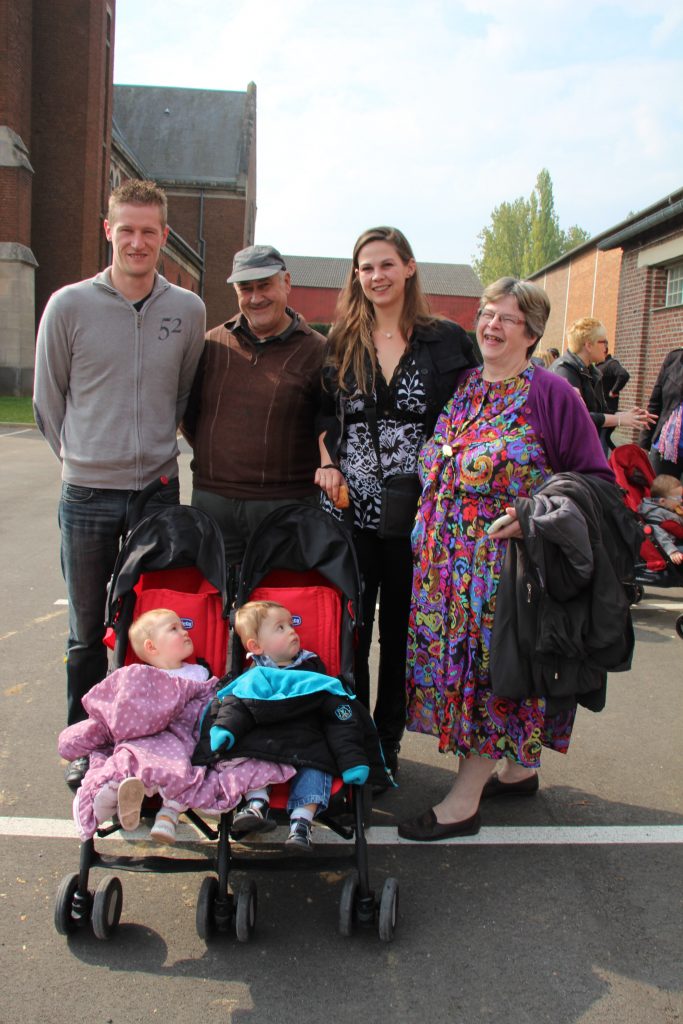 photo Pâques 2014, Jean, Dorothée, leur fille et beau-fils et leurs 2 premiers petits enfants
