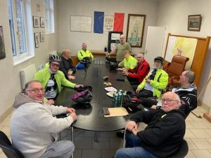 Lire la suite à propos de l’article Les cyclistes du club Fournion en tournée annuelle : étape à la mairie d’Haplincourt